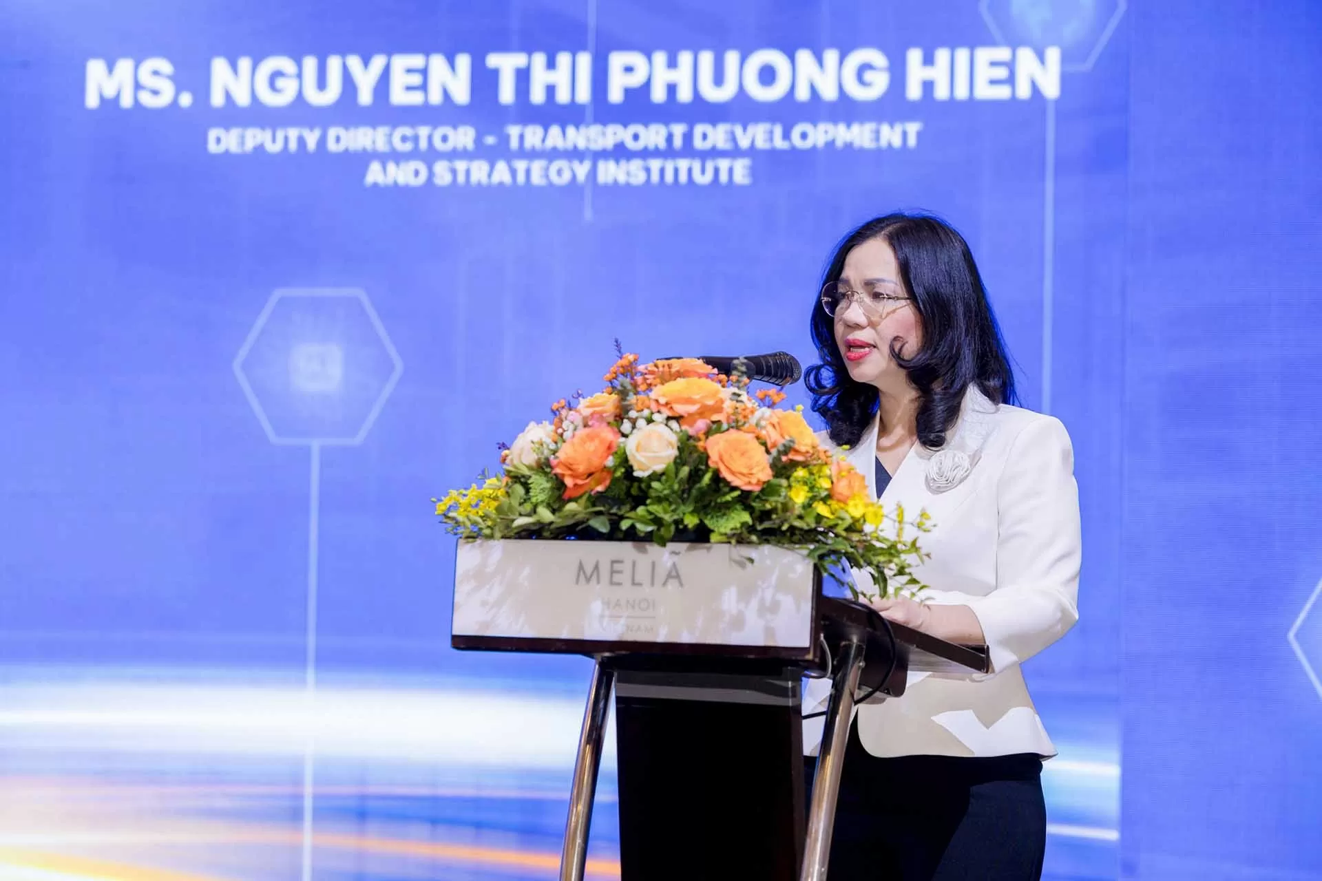 Bà Nguyễn Thị Phương Hiền, Phó Viện trưởng phụ trách Viện Chiến lược và Phát triển Giao thông vận tải, bày tỏ sự vui mừng về việc hợp tác cùng Việt Nam SuperPortTM.