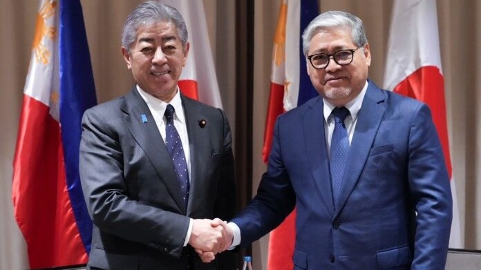 Japanese Foreign Minister visits Philippines, expresses 'concern' over situation in East Sea