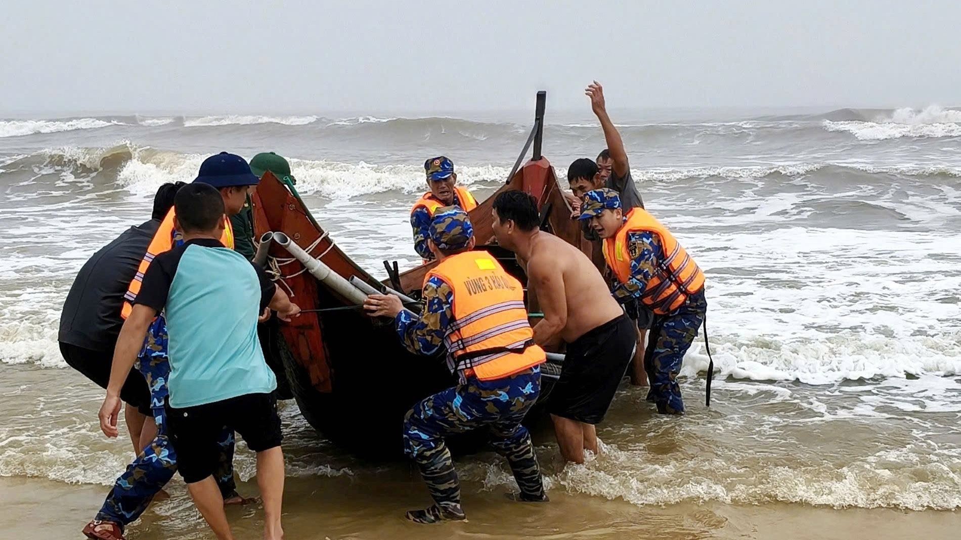 Officers and soldiers of Naval Region 3 promptly rescued fishing boats and fishermen sunk by waves.