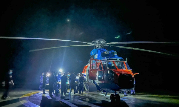 Emergency helicopters take soldiers from An Bang island to mainland for treatment