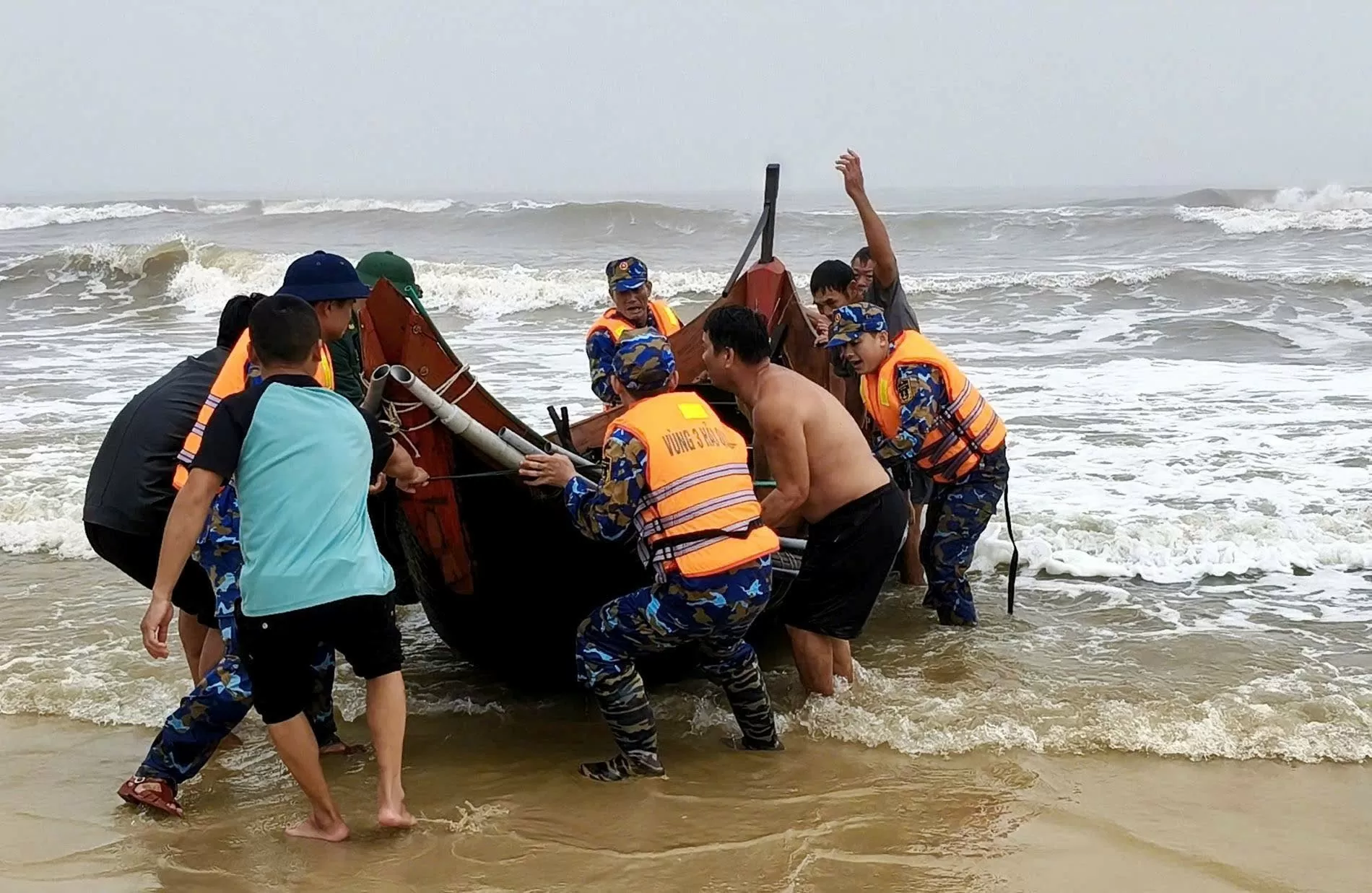 Cán bộ, chiến sĩ Vùng 3 Hải quân kịp thời cứu kéo ghe cá và ngư dân bị sóng đánh chìm