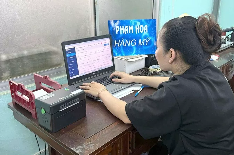 Nhân viên tiến hành kiểm tra đơn hàng.