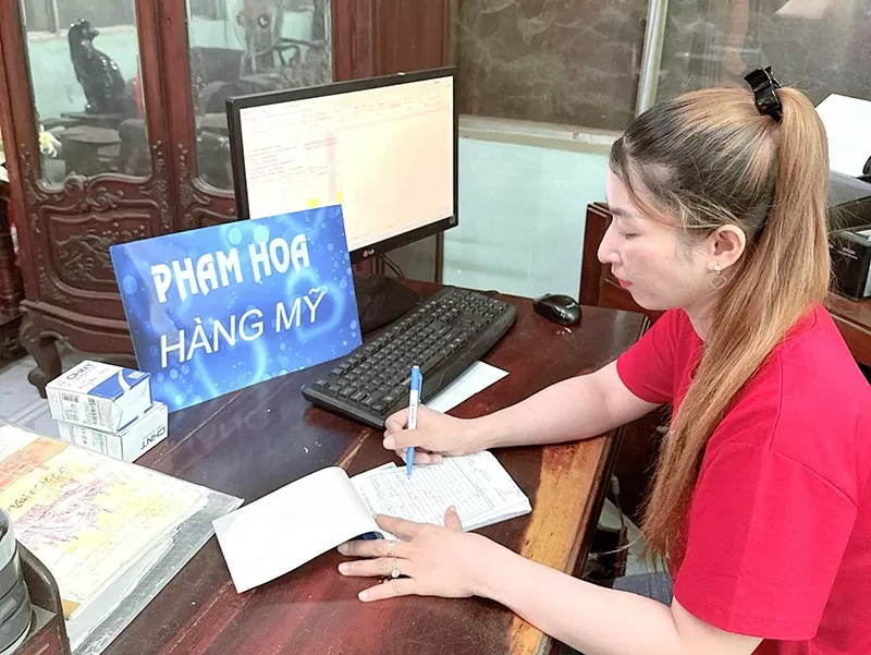 Nhân viên bên Pham Hoa Hàng Mỹ tích cực check đơn hàng để kịp giao hàng đến khách.