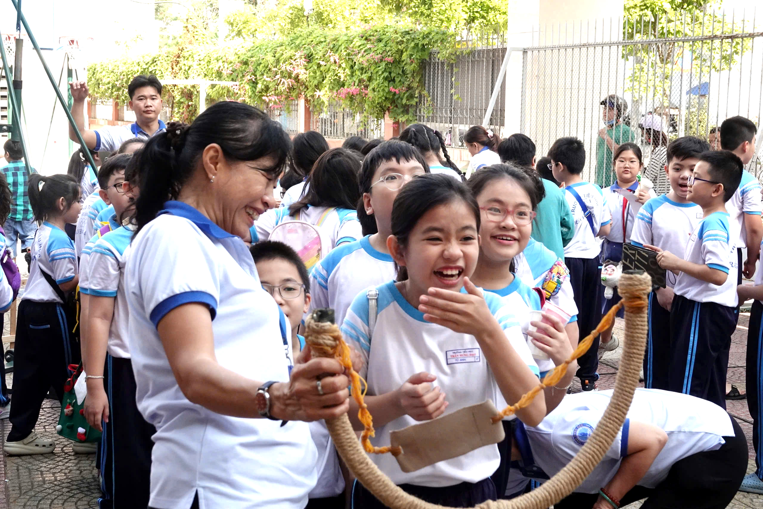 Học sinh TP.HCM vui hội xuân, ngày mai nghỉ Tết Nguyên đán- Ảnh 1.