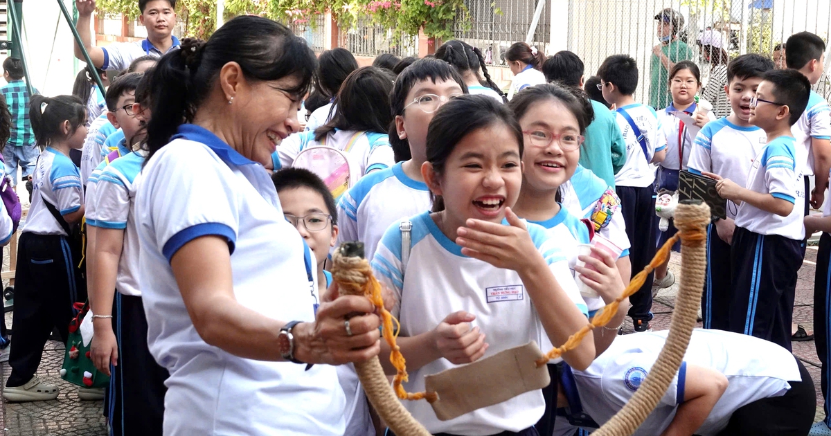 Học sinh TP.HCM vui hội xuân, ngày mai nghỉ Tết Nguyên đán