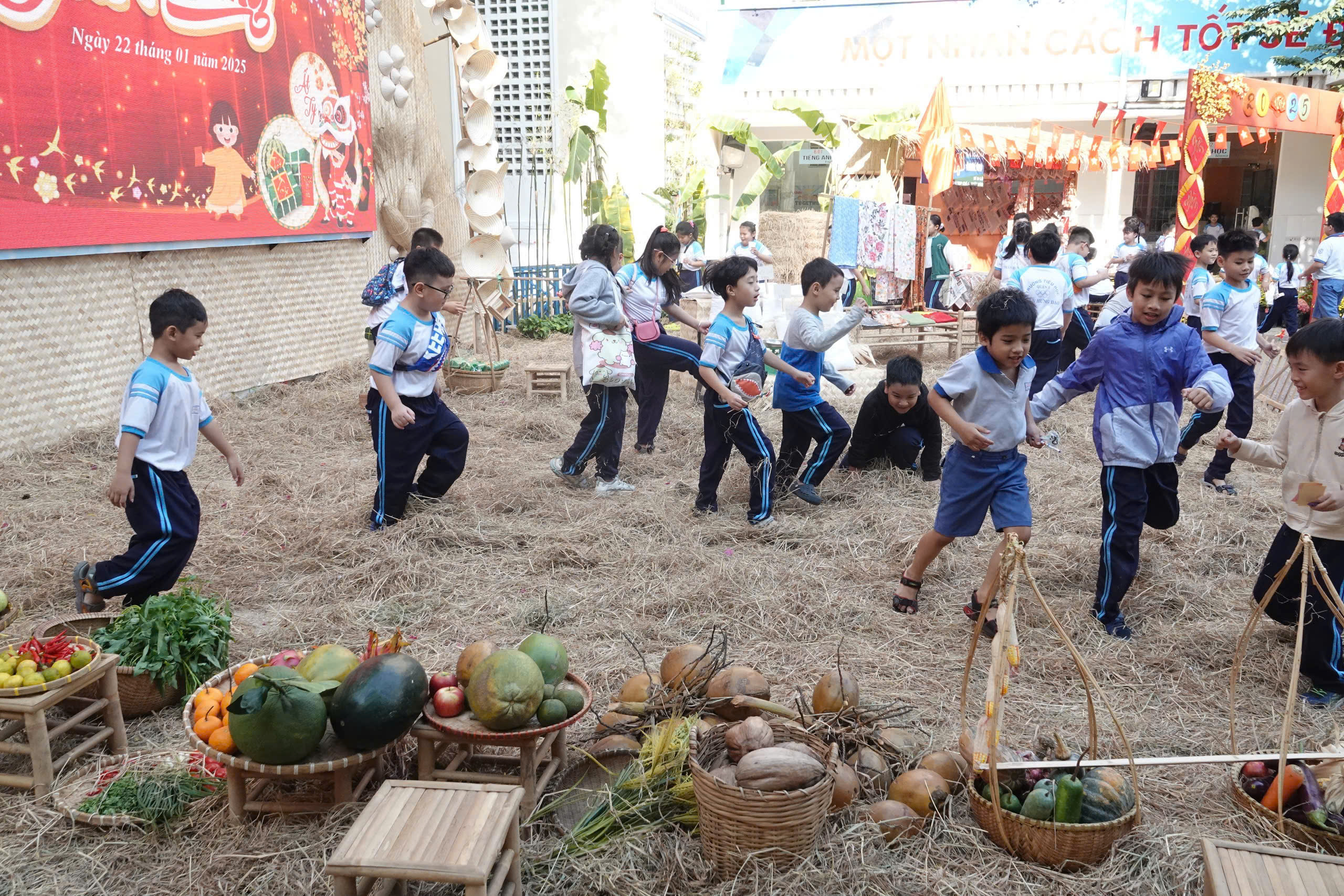 Học sinh TP.HCM vui hội xuân, ngày mai nghỉ Tết Nguyên đán- Ảnh 4.