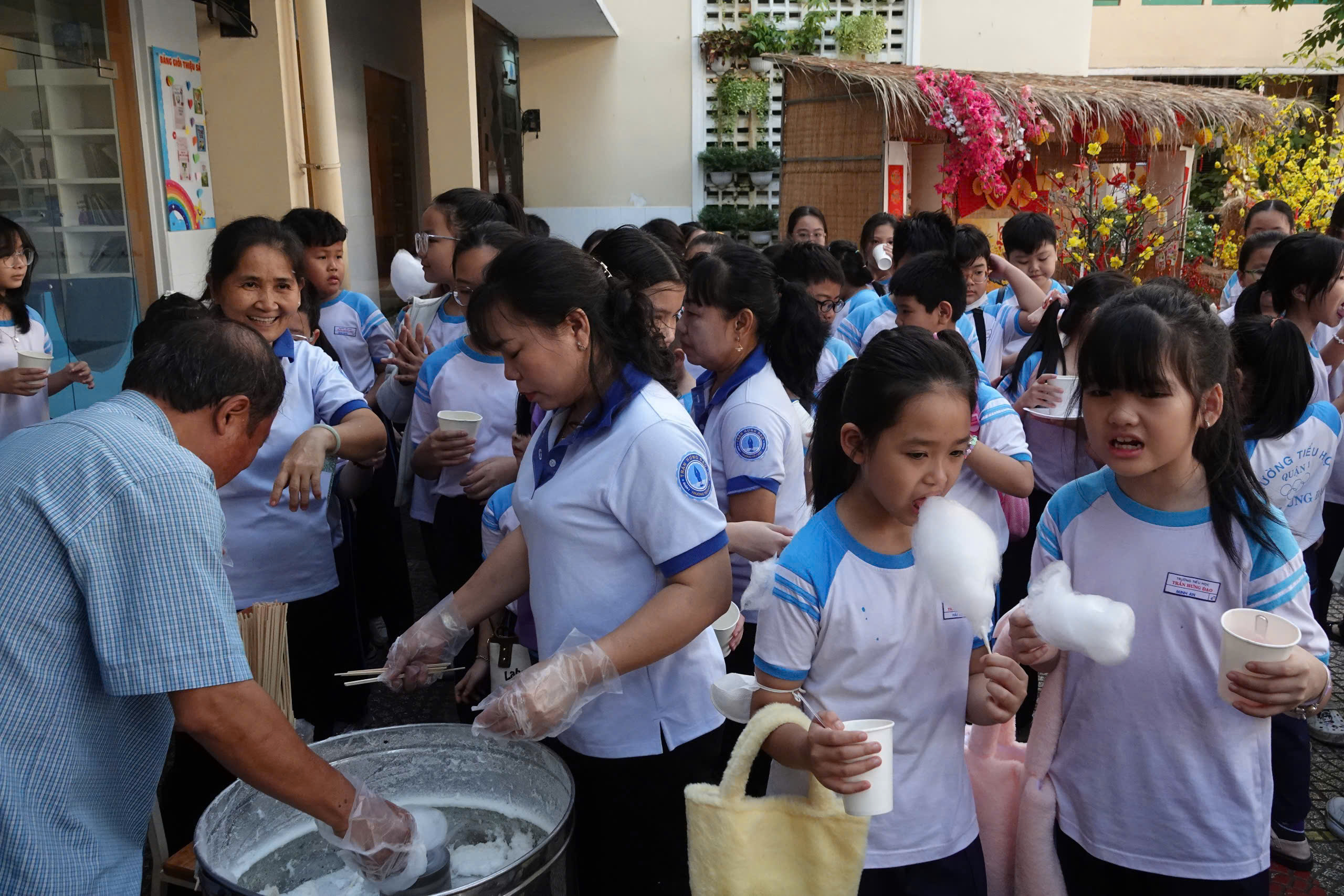 Học sinh TP.HCM vui hội xuân, ngày mai nghỉ Tết Nguyên đán- Ảnh 11.