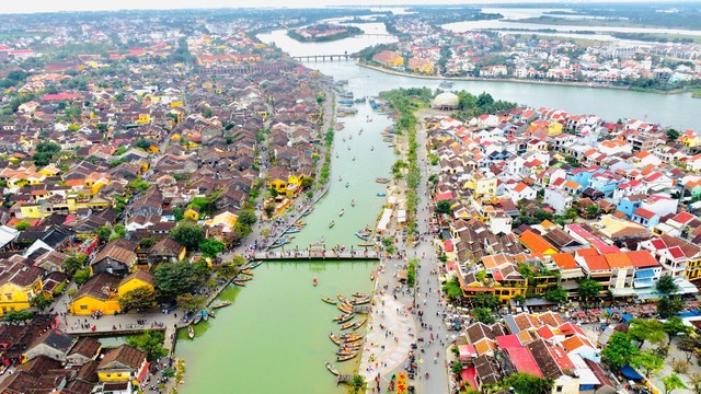 Quảng Nam mở tuyến xe buýt kết nối 2 di sản văn hóa thế giới- Ảnh 1.